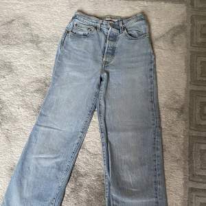 Säljer dessa Levis jeans Ribcage Straight. Storlek 24 i midjan och 29 i längden. Säljer dom för 400kr men pris går att diskutera 