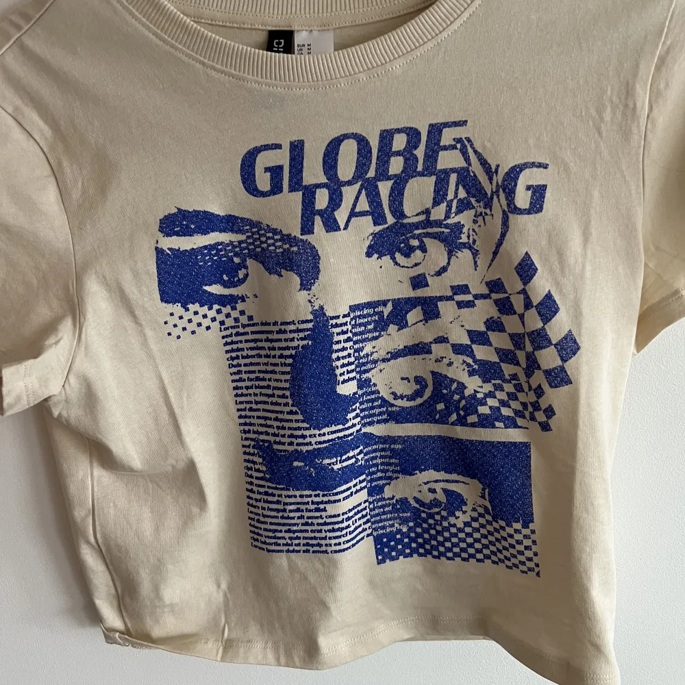 Jättesnygg croppad t-shirt från H&M! Endast testad så i nyskick!💙. T-shirts.
