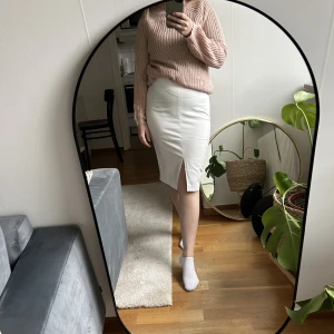 🤍Vit pennkjol🤍 - Vit pennkjol med slits framtill. Superfin till jobb eller till finare tillfällen🤍  Ps. Säljer även toppen🌸