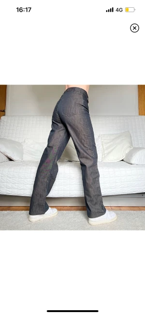 Skimrande byxor - Säljer dessa dundercoola jeans som är svarta men har ett svagt skimmer av guld! Storleken är W32, 77cm midja 79cm innerbenslängd! Passar ungefär 38❤️Jag på bilderna är 172cm lång och brukar ha storlek 38💕