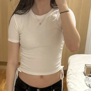 Vit topp från zara - Knappt använd och har inga defekter❤️Köpt från zara