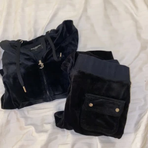 Juicy sätt  - Hej nu säljer jag ett jätte fint sätt av juicy couture, hel svart💞