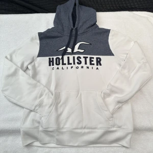 Hollister Hoodie | Medium - Hollister Hoodie i storlek medium  Tröjan är i mycket gott skick  Priset är diskuterbart