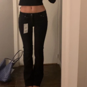 Low waist bootcut - Low waist bootcut jeans från zara i färgen svart i storlek 36. Aldrig använda och har alla pris lappar kvar