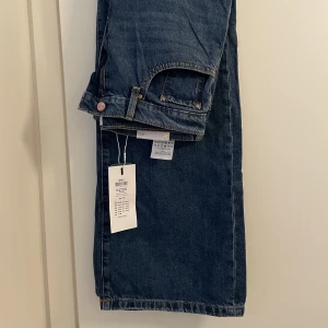 Raka jeans  - Slutsålda jeans från asos. Hög midja och vida ben. Säljer pga för stora. Aldrig använda. 