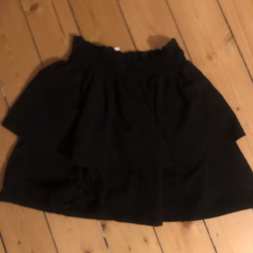 En svart volang kjol från Gina trico Young . Kjolar.