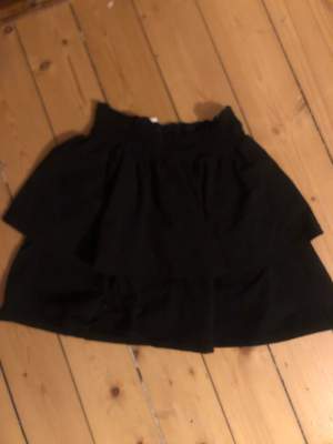 En svart volang kjol från Gina trico Young 