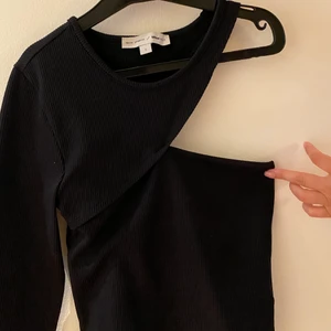 Osymmetrisk tröja  - Svart osymmetrisk tröja från Ginatricot. Oanvänd.