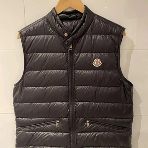 Moncler Gui väst - Hej! 💫 Säljer nu min moncler väst som jag inte längre använder. Den är i ett väldigt bra skick, nästan som ny. Qr kod finns samt scanning på Moncler patchen som äkthetsbevis.  Nypris 6000 kr Condition: 9/10 Storlek: Medium