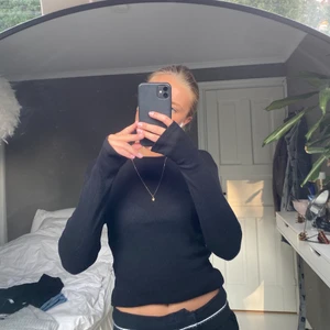 Topp - Topp från zara stl S. Använd fåtal gånger så i bra skick🫶🏻Tryck gärna inte på KÖP NU🤍