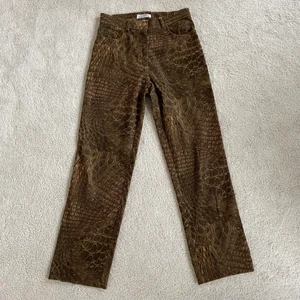 byxor - väldigt unika byxor med reptilskinnsmönster ✨ jag är 160 cm