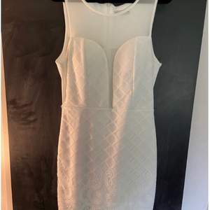 En vit klänning med spetsdetaljer. Använd fåtaliga gånger.  (Köparen står för frakt) 