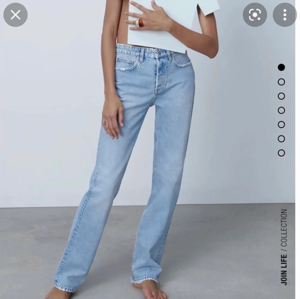 Säljer demhära jeansen från zara i storlek 38 vilket gör dem lågmidjade på mig, skriv för mer bilder 💗. Jeans & Byxor.