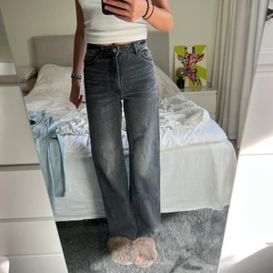Jeans - Jeans från monki.  I strl 24. Sparsamt använda. Nypris: 400kr Mitt pris: 100kr Vid en snabb affär kan priset diskuteras 💸 Kan mötas i Tyresö eller skickas. Frakt kan tillkomma!