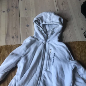 Vit sail racing  - Ganska andvänd men fortfarande i väldigt gott skick, har en liten fläck på armen men går bort i tvätten, säljer billigt pga rensar garderoben