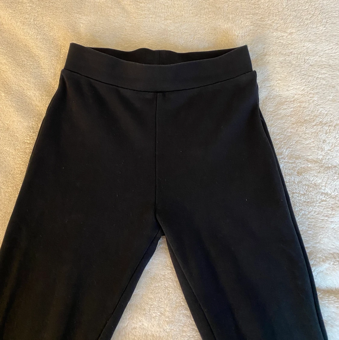 Jätte snygga svarta utsvängda byxor från Cubus - 90