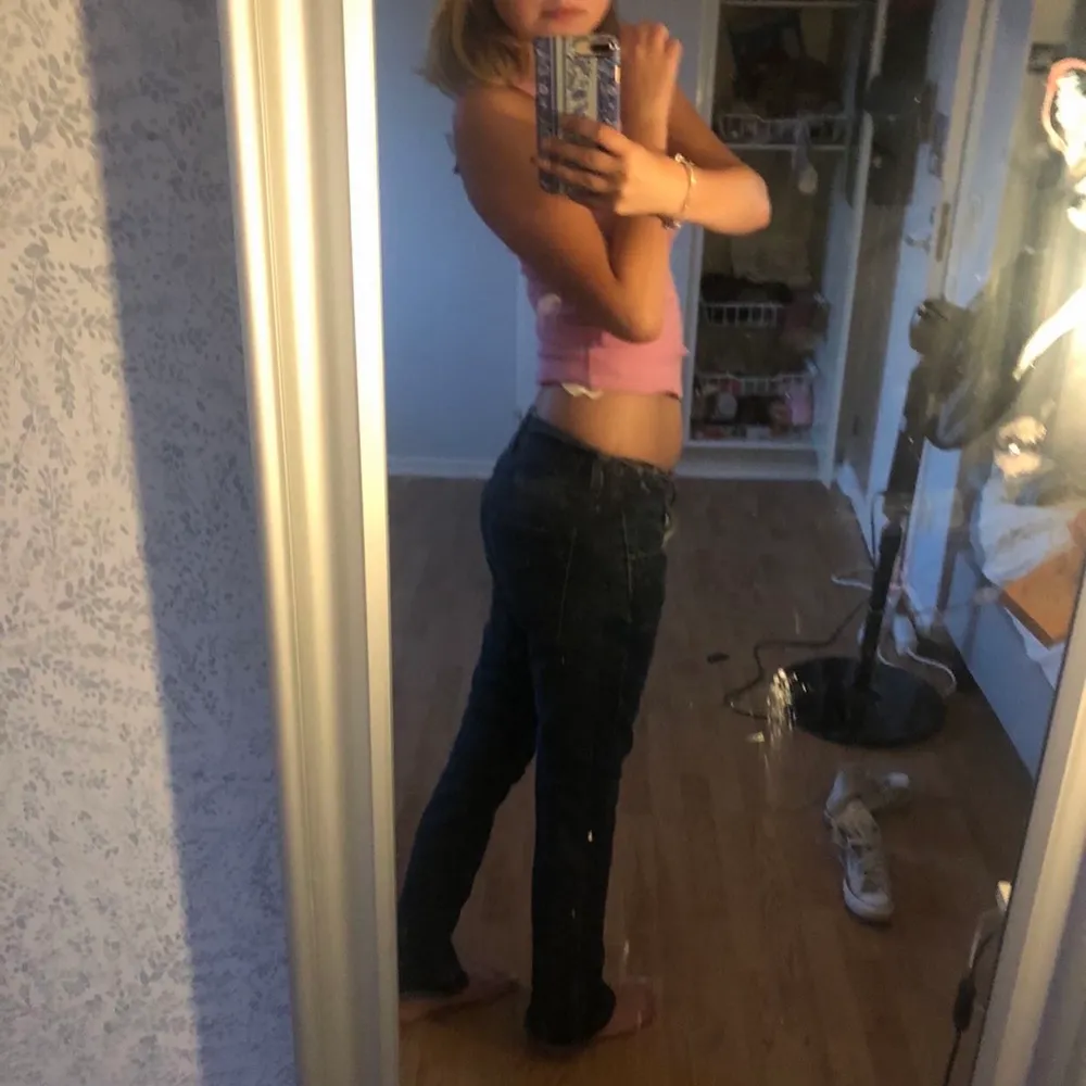 Jätte fina lågmidjade jeans som är köpta för 250kr och säljer nu för 130kr. Dom sitter för stora på mig men det är min kompis som testar byxorna. Skriv till mig om ni har frågor💕. Jeans & Byxor.