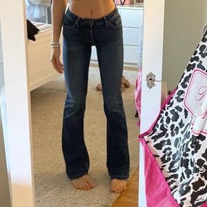 Lågmidjade bootcut jeans  - Dessa snygga lågmidjade jeans från Lindex, har varit skutsålt länge. Säljer de pga jag har för många jeans och vill ha nya🫢men de är såå snygga! De är använda få gånger men märks absolut inget av de. Pris kan diskuteras 