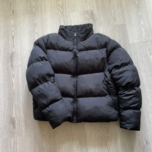 Pufferjacket - Skitsnygg pufferjacket från asos. Boxig fit, varm. Skriv vid intresse/ fler bilder :)