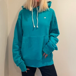Turkos Hoodie Champion - Turkos/blå hoodie från Champion. Står storlek M men skulle snarare säga L. Knappt använd.