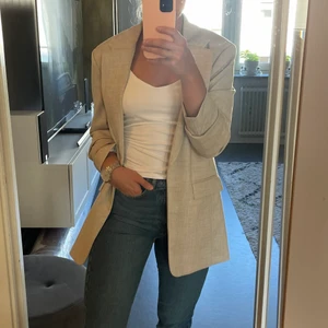 Rak, oversized kavaj - Beige kavaj använd vid ett tillfälle. Den är rak och ganska oversized i passform, strl small! Kan mötas upp eller skickas men då står köpare för frakt.  Kommer från djur- och rökfritt hem.