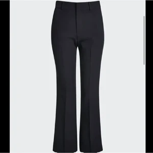 Kostymbyxor svarta - Säljer nu mina svarta kostymbyxor då jag inte tycker dom passar mig längre, använd ett få tal gånger och priset kan diskuteras