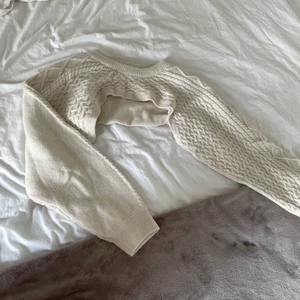 Hm kofta - Säljer en fin kofta från hm. Använd två gånger och kommer inte till användning.  Köparen står för frakt 