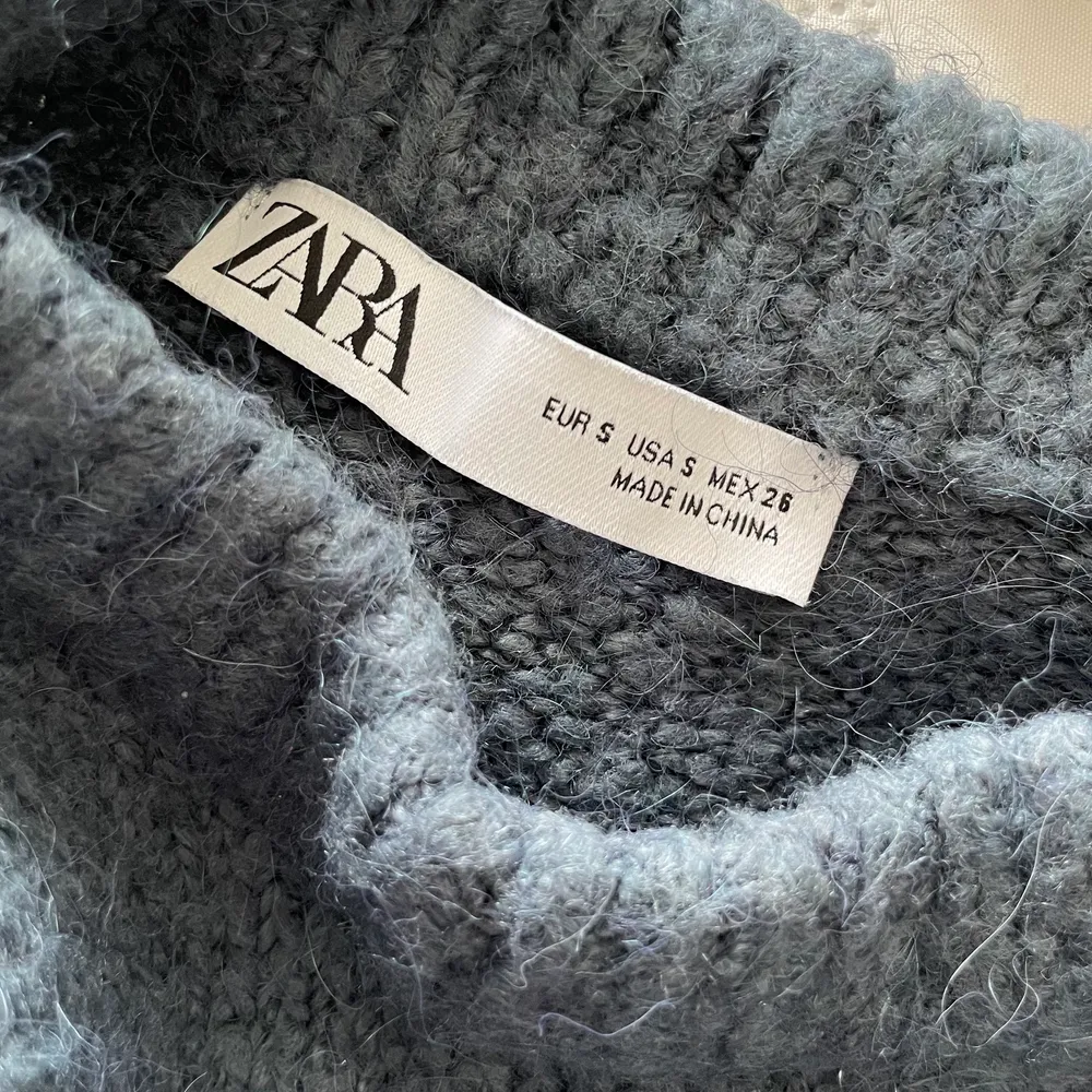 Jättefin stickad blå/grön/grå tröja från zara i storlek S. Använd ett fåtal gånger. Pris är exklusive frakt 💓 möts i Uppsala . Tröjor & Koftor.