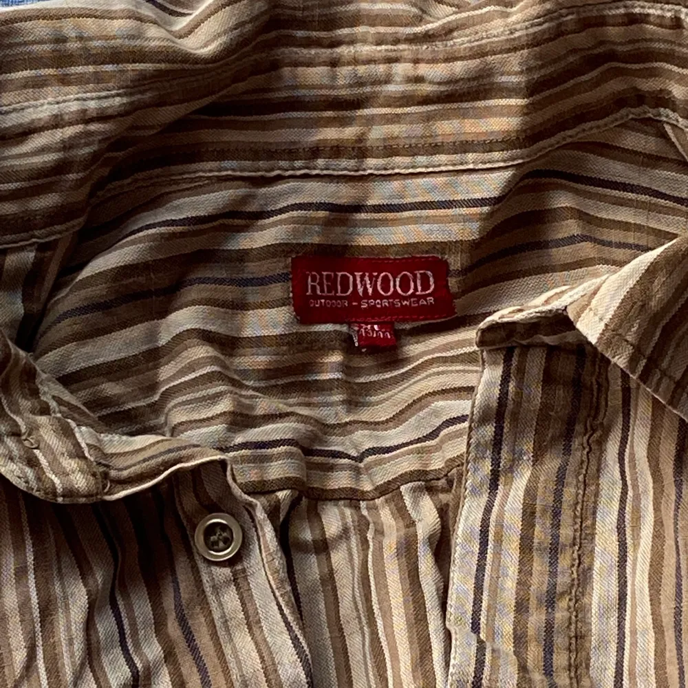 Jättefin brun, tunn bomullsskjorta, från redwood 🤎. Skjortor.