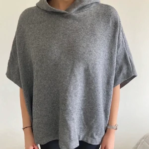Stickad hoddie - Grå stickad poncho från zaras winter collection! Storlek 140, passar Xs-M🤍 lånade bilder!