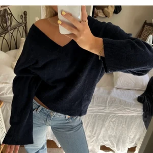 Stickad tröja  - Mysig stickad tröja från hm! Strl L, men kan användas som oversize🫶🏻🫶🏻 mörkblå! 150 elr bud💕