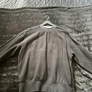 Acne Studios - En acne tröja i storleken M som är använd sparsamt. Nypris ligger runt 2500kr.