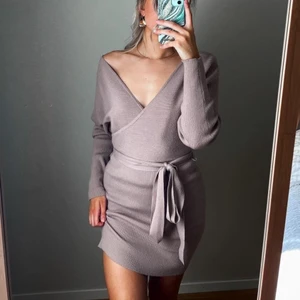 Gosig beige klänning - En jätte gosig och mjuk klänning med väldigt stretchigt material som går att ha både lång och kort. Perfekt för hösten och vintern ❤️ Storlek: S. Klänningen är oversize på mig och passar även större storlekar. 