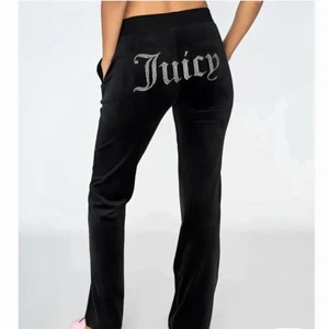 Juicy couture set - säljer mitt jucy couture sett för 900kr tillsammans💗eller var för sig för 500kr, storlek Xs i både tröjan och byxorna , använd 4 gånger och alla diamanter är kvar
