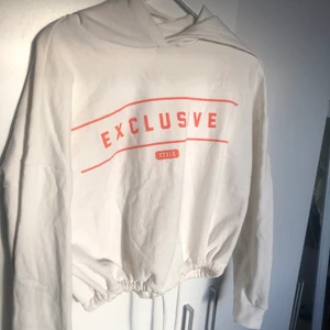 Hoodie från Gina  - Snörning längst ner så man kan spänna åt, som ny