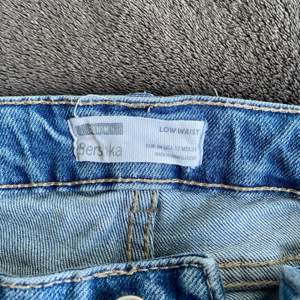 Säljer dessa low waisted jeans från bershka som jag andvändt en gång. Säljer för att de sitter för kort på mig som är 170 cm lång. De är i storlek 34 . Jeans & Byxor.