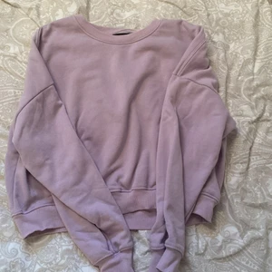 Sweatshirt ifrån lager 157  - Lila sweatshirt ifrån lager 157 storlek M och är lite kortare i modellen, sitter jättebra och är väldigt skön, säljer pga jag har en exakt likadan fast i en annan storlek 