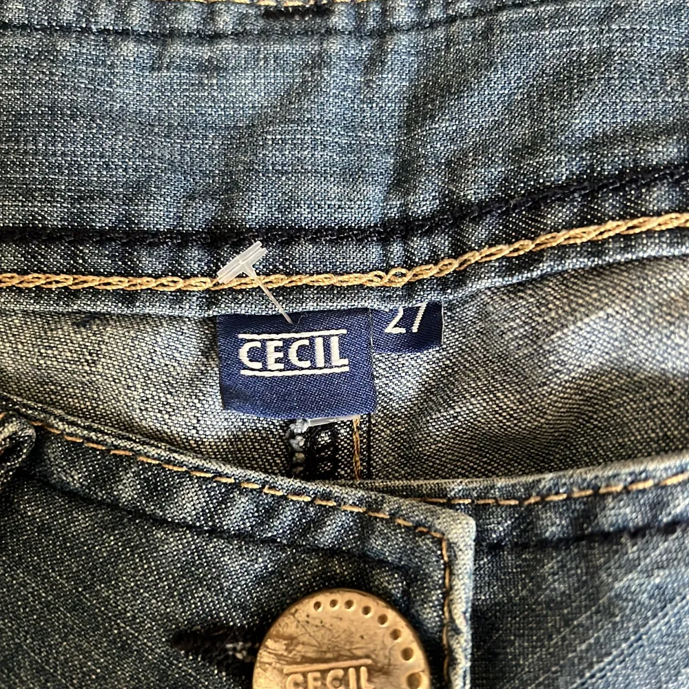 Skitsnygga jeans köpta secondhand som tyvärr var lite för små för mig 😩 därav kan jag ej ta bra bilder på passform, hör av er för fler frågor och bilder! Innebenslängd 79cm , midjemått ca 77cm. Jeans & Byxor.