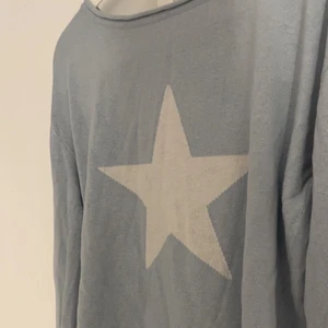 stjärna - säljer en turkos/blå långärmad tröja med en vit stor stjärna på framsidan! vet dock inte vart den är ifrån eller vilken storlek de är då lappen inte är kvar! men skulle gissa på att de är S/M i tröjan!
