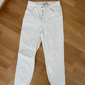Vita chiquelle jeans i strl 36. Endast använt ett par gånger🤍 samma modell som modellen fast vita. Säljer för 100kr+frakt. Passar mig fint i längden o jag är 160