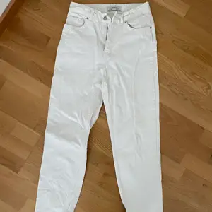 Vita chiquelle jeans i strl 36. Endast använt ett par gånger🤍 samma modell som modellen fast vita. Säljer för 100kr+frakt. Passar mig fint i längden o jag är 160