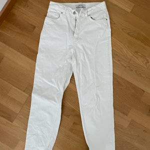 Chiquelle jeans vita - Vita chiquelle jeans i strl 36. Endast använt ett par gånger🤍 samma modell som modellen fast vita. Säljer för 100kr+frakt. Passar mig fint i längden o jag är 160