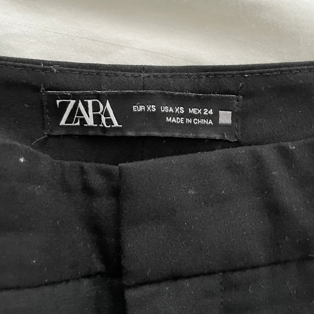 Bootcut kostym byxor från zara i strl XS. Skulle säga att dem är rätt stora i storleken så passar Xs-s och kanske t.o.m en M. Säljer för 100kr+frakt. Jeans & Byxor.
