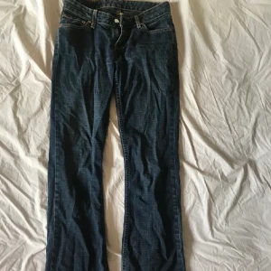 Lågmidjade jeans - Säljer ett par lågmidjade jeans som ja köpte här på Plick💕