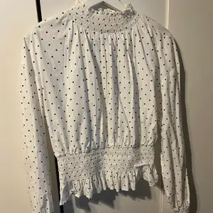 Säljer denna tröja från BikBok eftersom jag tappat kvitto och den är lite för stor för mig säljer jag den istället. Jättefin till party eller släktkalas. Köpt för 400:-