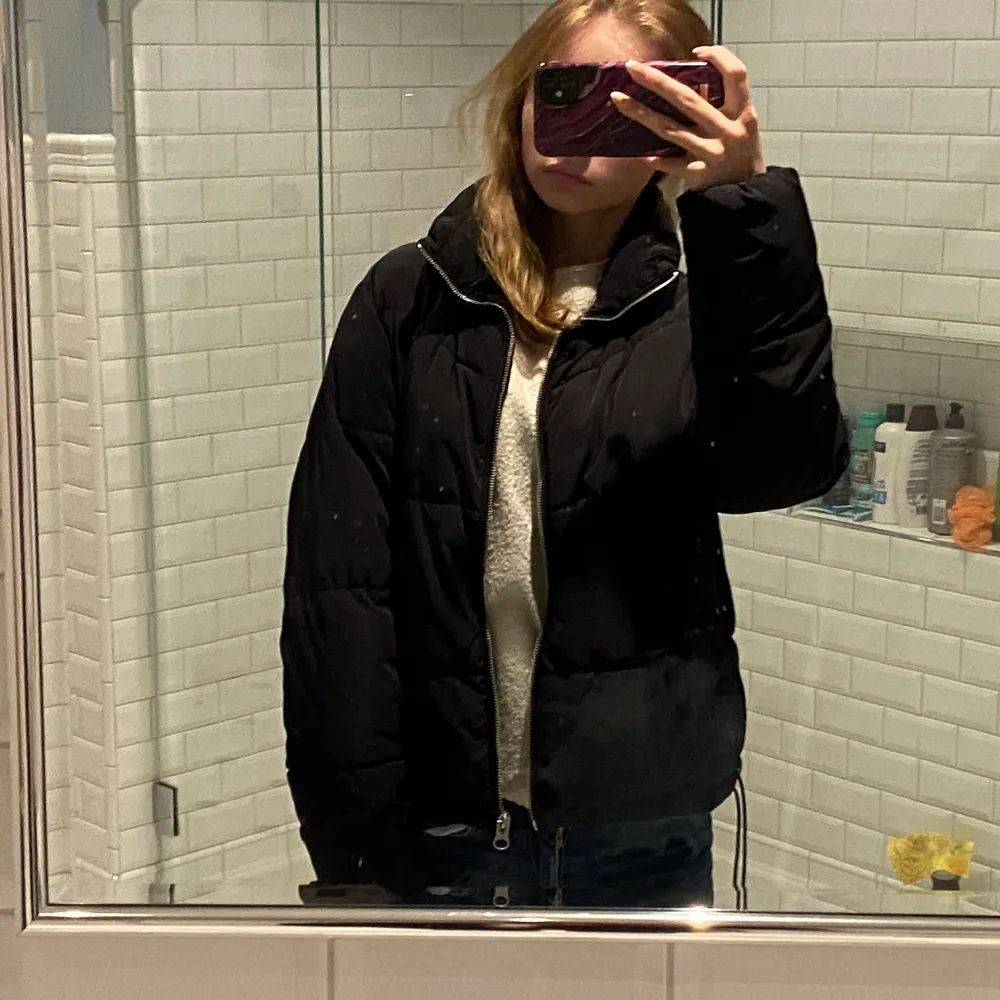 Puffer Jacka köpte på hm för några år sedan, använd några få gånger, tjock och skön och perfekt till vinter! Köpt för 500kr säljer för 200kr plus frakt!🤍🤩. Takit.