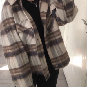 Höstjacka från bikbok  - Hej, säljer min jättefina höstjacka från Bikbok. Perfekt nu när hösten börjar komma, storlek L men har vanligtvis M på jackor. Men tycker det passar bättre med L om man ska ha hoodie under💗