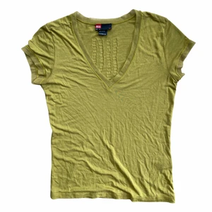 Vintage Diesel T-Shirt - !-50%!Så cool vintage t-shirt från Diesel med mesh detaljer på kanterna och utstickande tryck på ryggen! Väldigt futuristisk/spaceig! Storlek M men passar fint på mig som är en Xs! I perfekt skick!💋