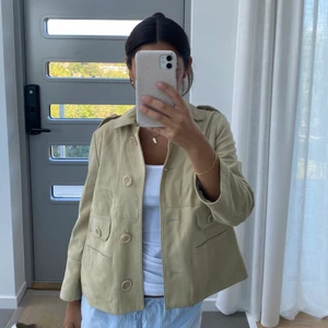 Höstjacka i mocka - Säljer denna jacka från Max&CO Sparsamt använd, med en liten rosa sminkfläck. Mocka. Storlek xs/s