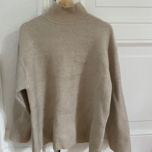 Stickad tröja - Så fin stickad tröja från Zara! Storlek S men oversized🤍